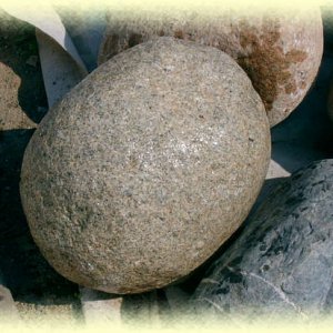 Gelblich-beiger Granitfindling